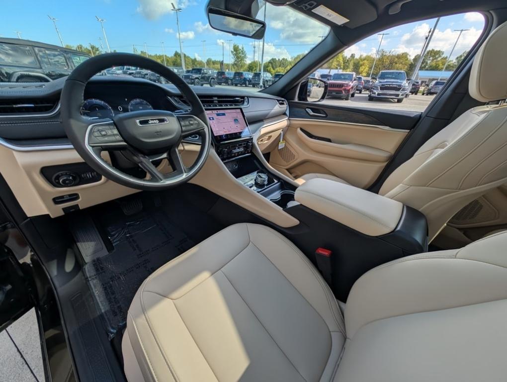 new 2025 Jeep Grand Cherokee car, priced at $45,760