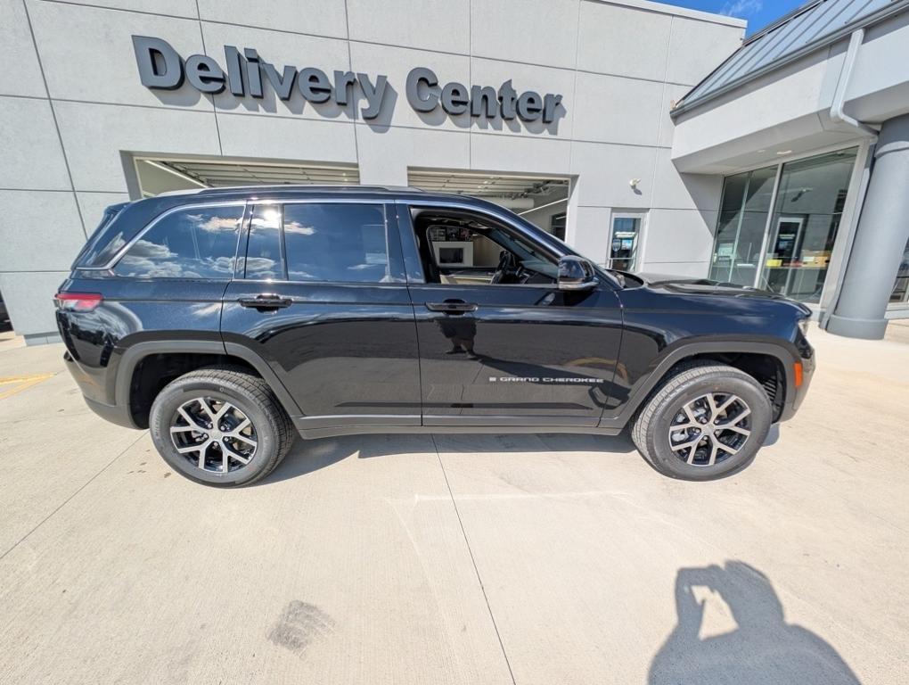 new 2025 Jeep Grand Cherokee car, priced at $45,760