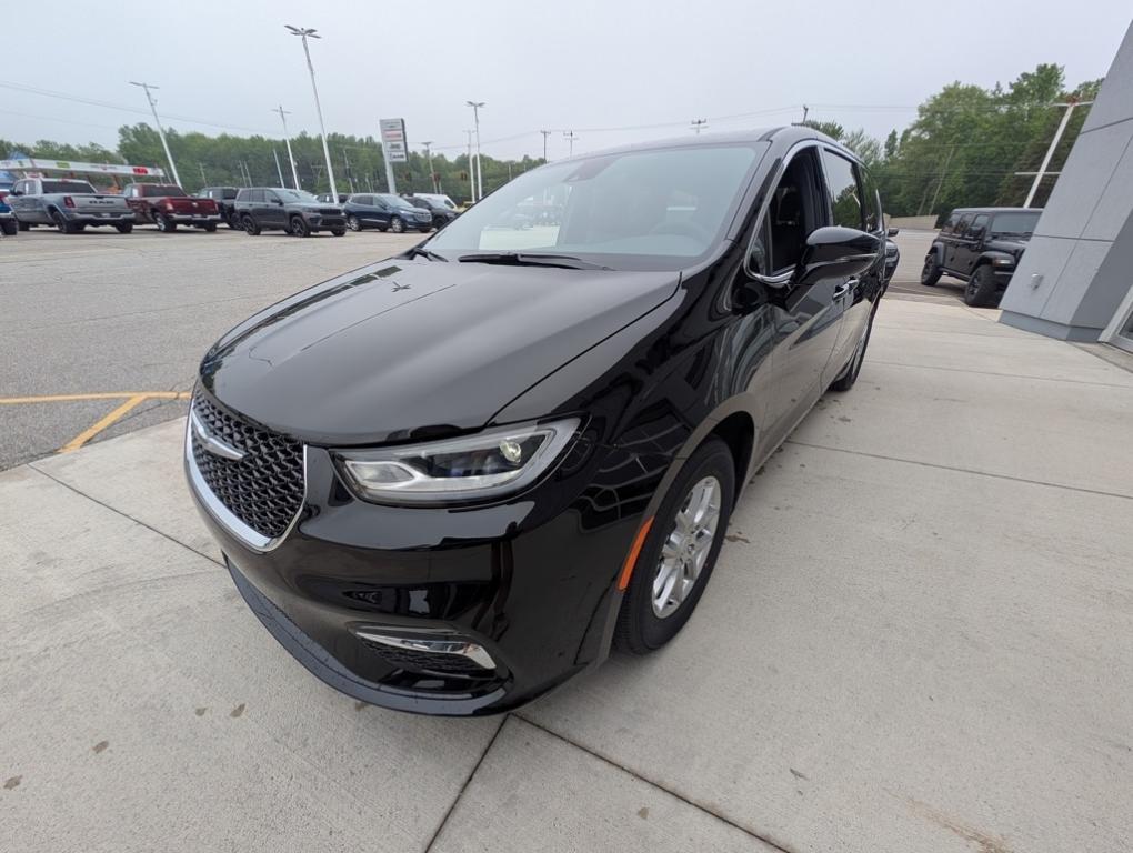 new 2025 Chrysler Pacifica car, priced at $47,188
