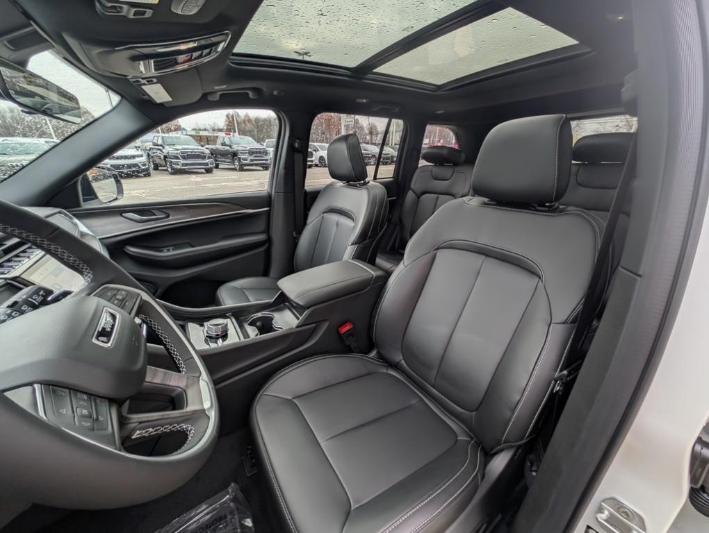 new 2025 Jeep Grand Cherokee car, priced at $49,140