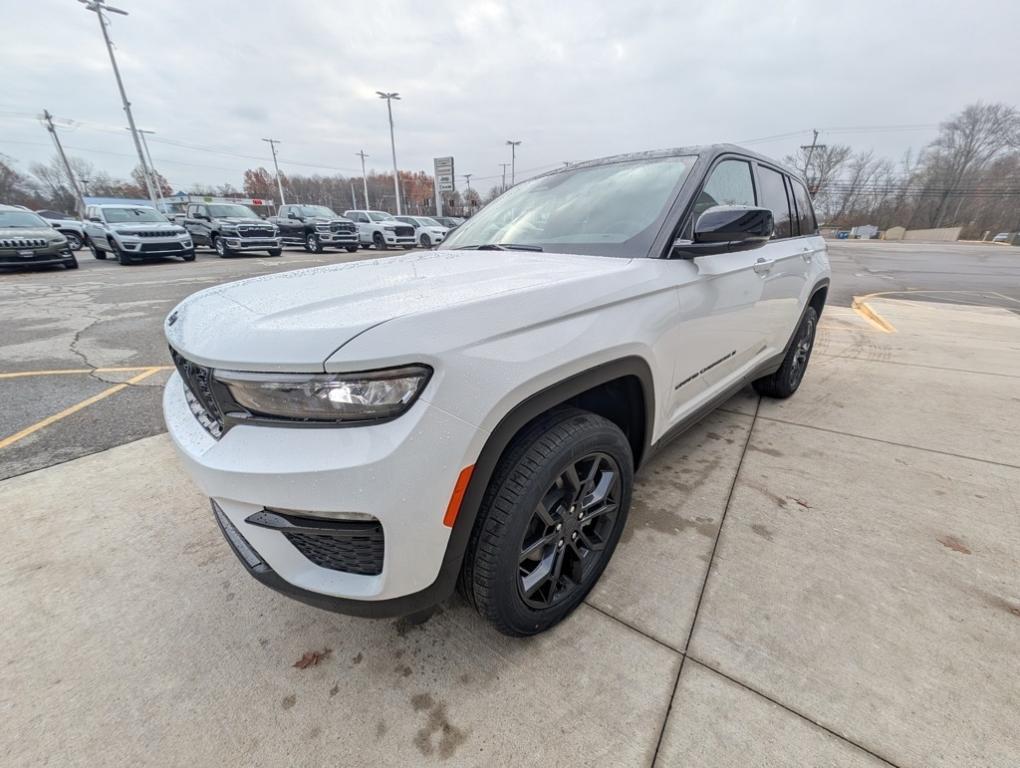 new 2025 Jeep Grand Cherokee car, priced at $49,140