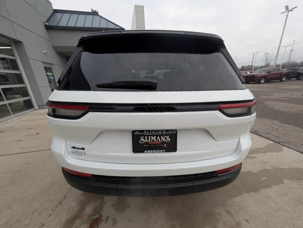 new 2025 Jeep Grand Cherokee car, priced at $49,140