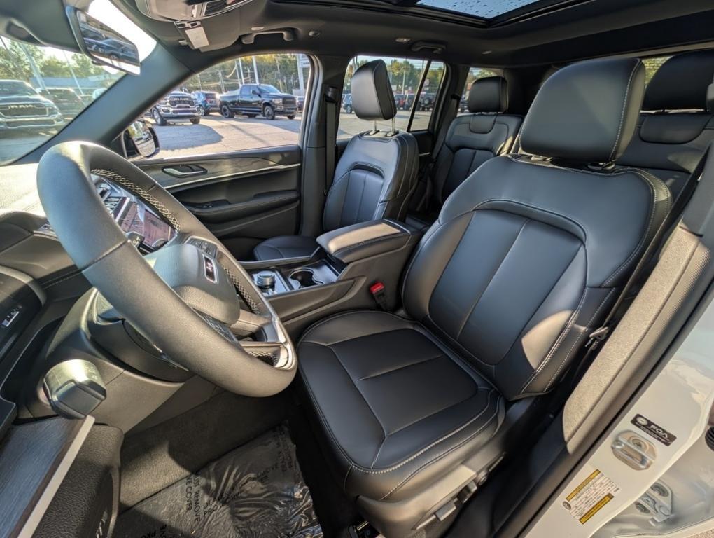 new 2025 Jeep Grand Cherokee car, priced at $47,165