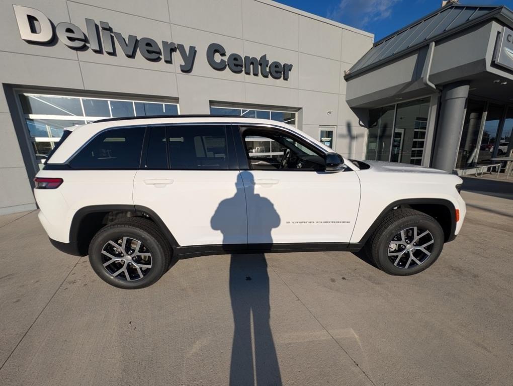 new 2025 Jeep Grand Cherokee car, priced at $47,165
