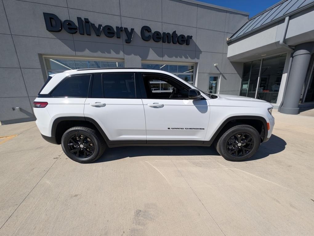 new 2025 Jeep Grand Cherokee car, priced at $43,885