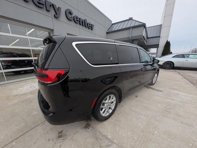 new 2025 Chrysler Pacifica car, priced at $45,185