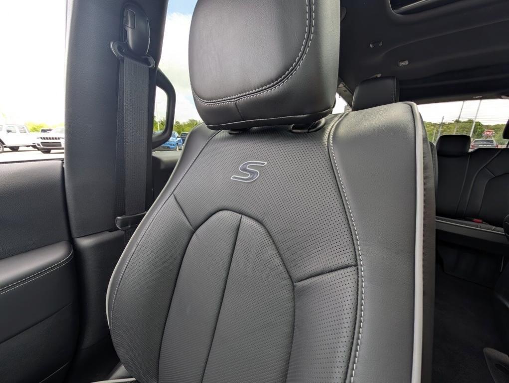 new 2025 Chrysler Pacifica Hybrid car, priced at $46,396