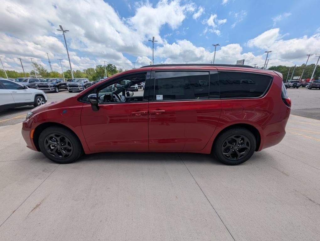 new 2025 Chrysler Pacifica Hybrid car, priced at $46,396
