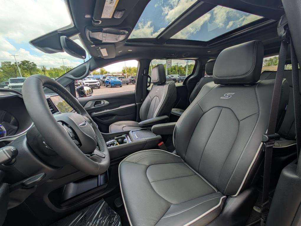 new 2025 Chrysler Pacifica Hybrid car, priced at $46,396