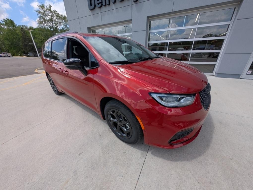 new 2025 Chrysler Pacifica Hybrid car, priced at $46,396
