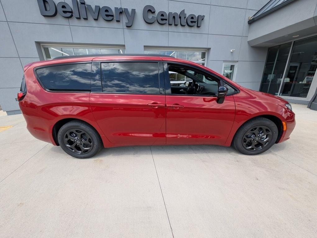new 2025 Chrysler Pacifica Hybrid car, priced at $46,396