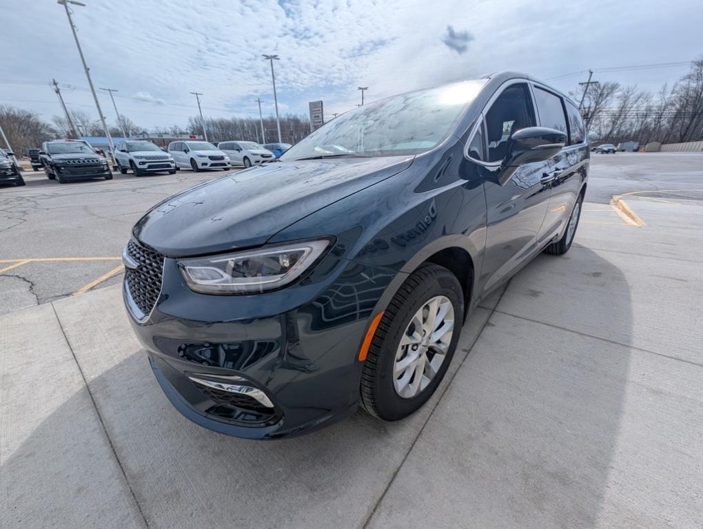 new 2025 Chrysler Pacifica car, priced at $44,635