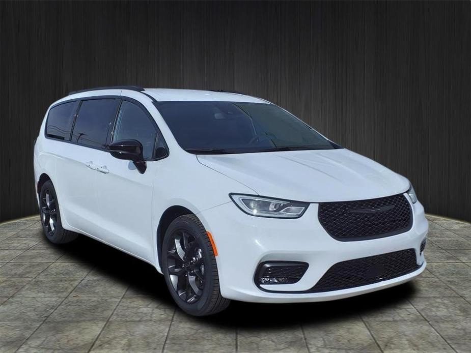 new 2024 Chrysler Pacifica car, priced at $42,314