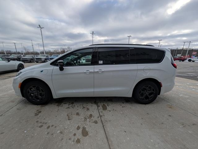 new 2025 Chrysler Pacifica Hybrid car, priced at $44,780