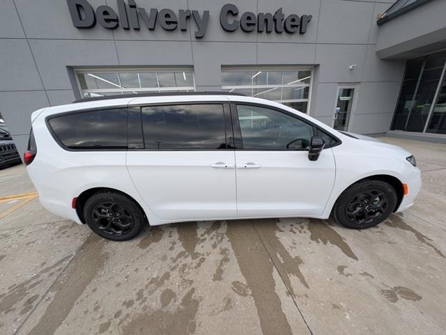 new 2025 Chrysler Pacifica Hybrid car, priced at $44,780