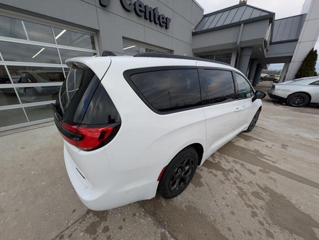 new 2025 Chrysler Pacifica Hybrid car, priced at $44,780