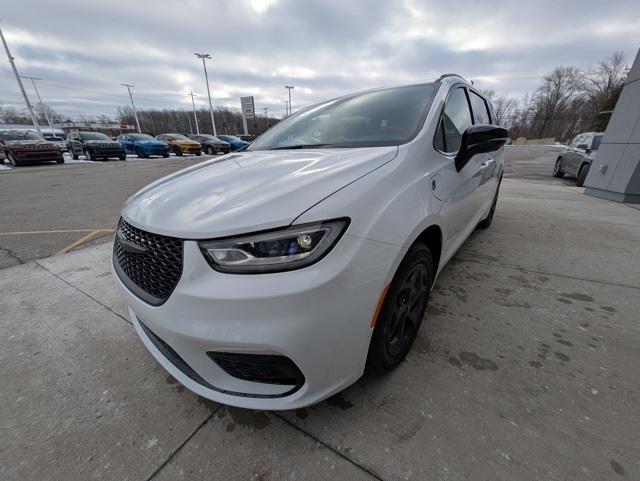 new 2025 Chrysler Pacifica Hybrid car, priced at $44,780