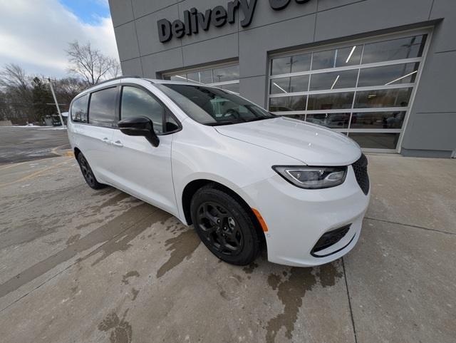 new 2025 Chrysler Pacifica Hybrid car, priced at $44,780