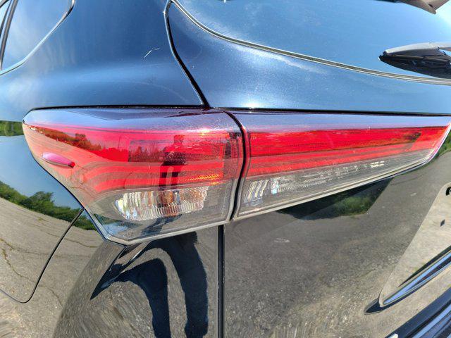 used 2021 Toyota Highlander Hybrid car, priced at $40,136