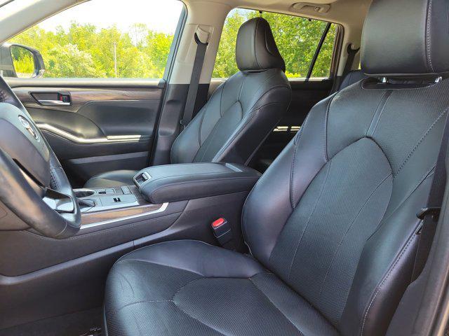 used 2021 Toyota Highlander Hybrid car, priced at $40,136