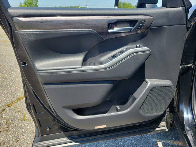 used 2021 Toyota Highlander Hybrid car, priced at $40,136