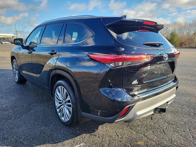 used 2022 Toyota Highlander car, priced at $40,400