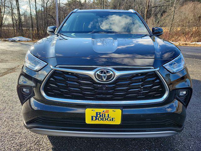 used 2022 Toyota Highlander car, priced at $40,400