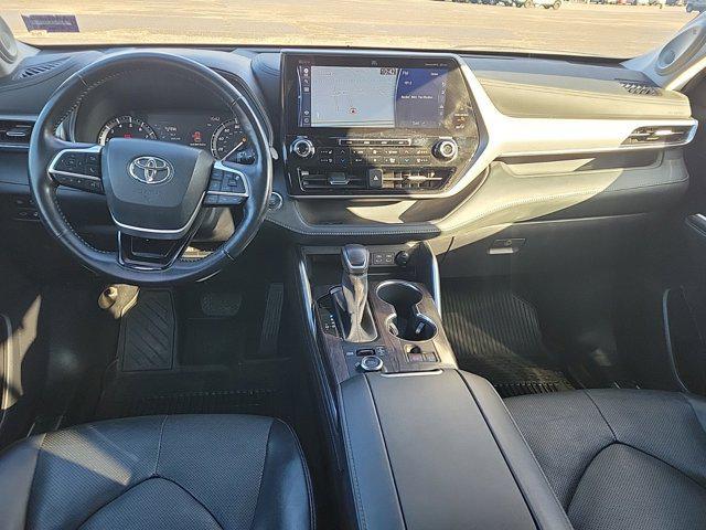 used 2022 Toyota Highlander car, priced at $40,400