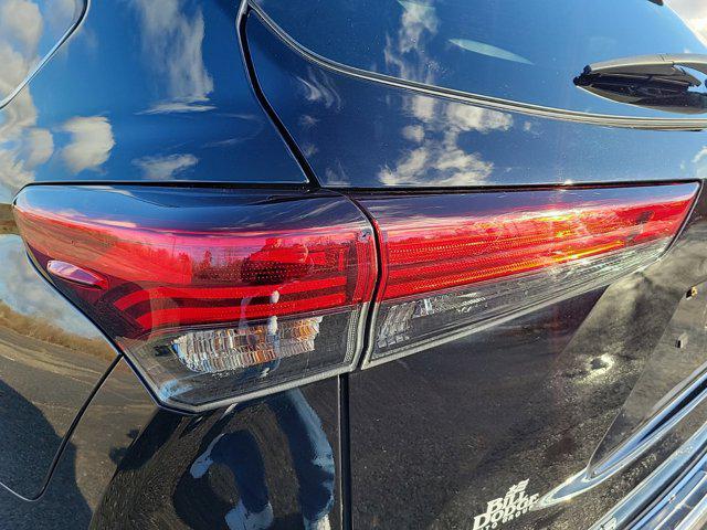 used 2022 Toyota Highlander car, priced at $40,400