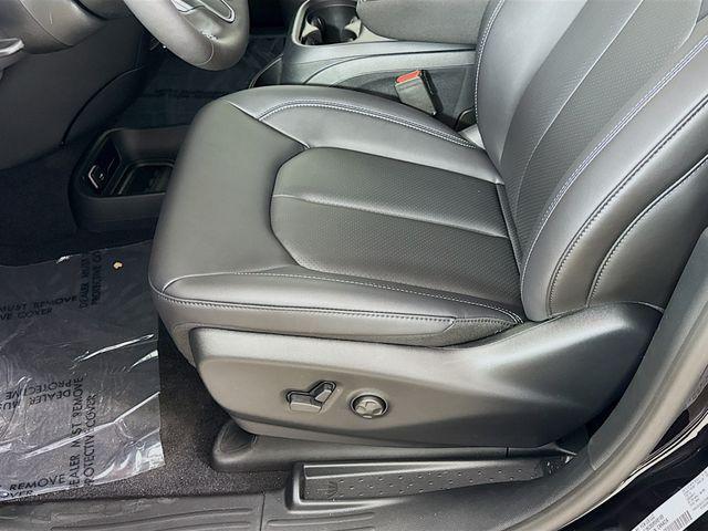 new 2025 Chrysler Pacifica car, priced at $39,445