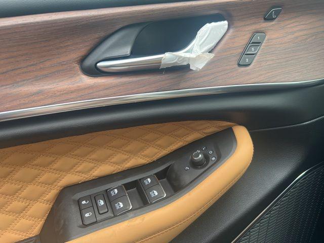 new 2025 Jeep Grand Cherokee car, priced at $54,055