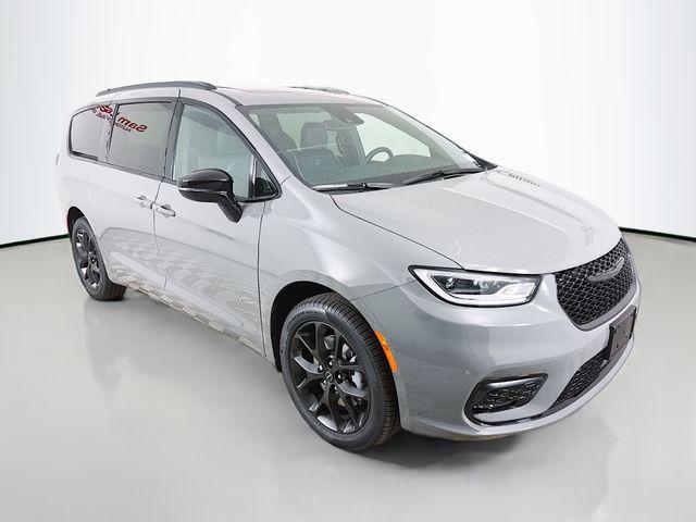 new 2025 Chrysler Pacifica car, priced at $52,380