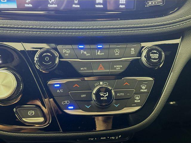 new 2025 Chrysler Pacifica car, priced at $40,220