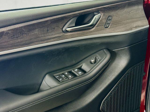 new 2025 Jeep Grand Cherokee car, priced at $39,990