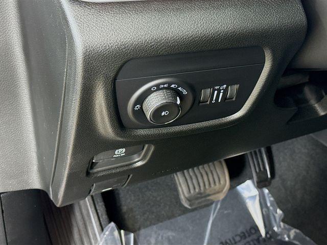 new 2025 Jeep Grand Cherokee car, priced at $39,990