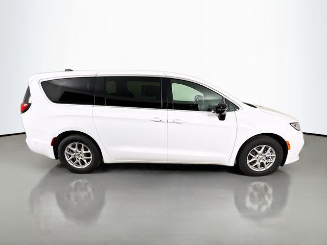 new 2025 Chrysler Pacifica car, priced at $45,070
