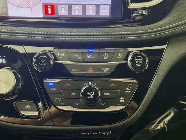 new 2025 Chrysler Pacifica car, priced at $40,220