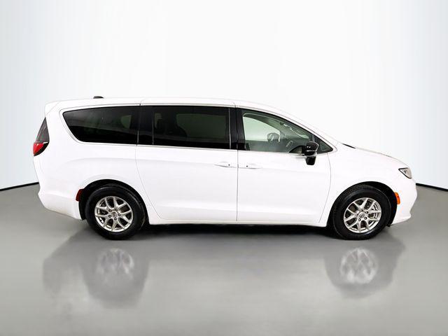 used 2024 Chrysler Pacifica car, priced at $37,677