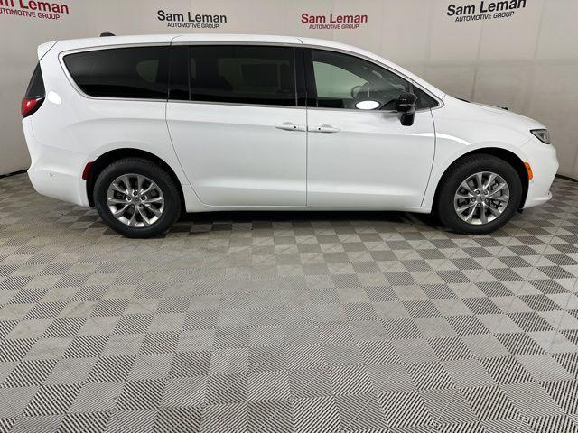 new 2025 Chrysler Pacifica car, priced at $40,920