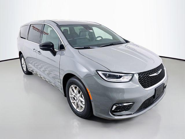 new 2025 Chrysler Pacifica car, priced at $40,920