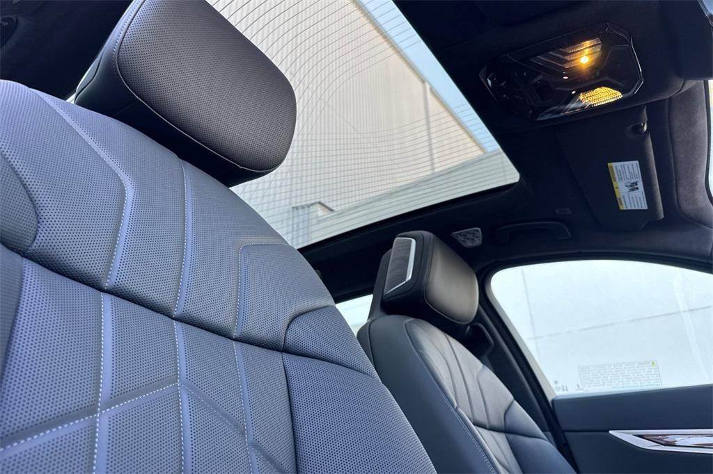 new 2025 BMW 760 car, priced at $135,475