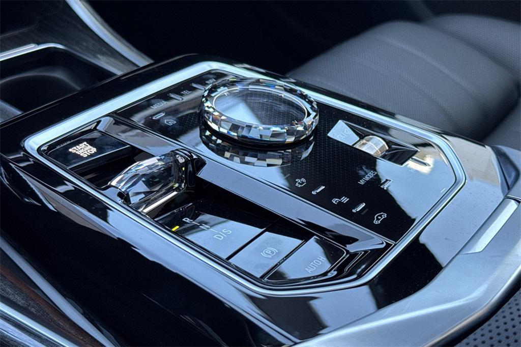 new 2025 BMW 760 car, priced at $135,475