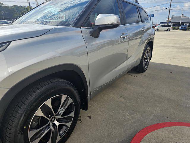 used 2024 Toyota Highlander Hybrid car, priced at $45,990