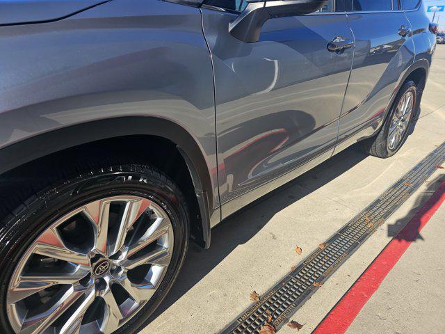 used 2021 Toyota Highlander car, priced at $35,990