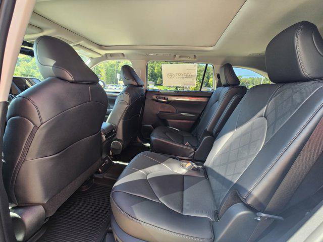 new 2025 Toyota Highlander Hybrid car, priced at $59,200