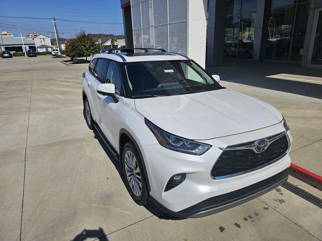 new 2025 Toyota Highlander Hybrid car, priced at $59,200