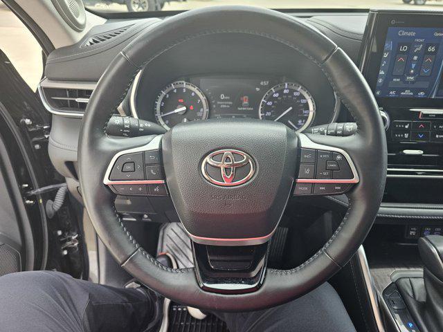 used 2022 Toyota Highlander car, priced at $44,990