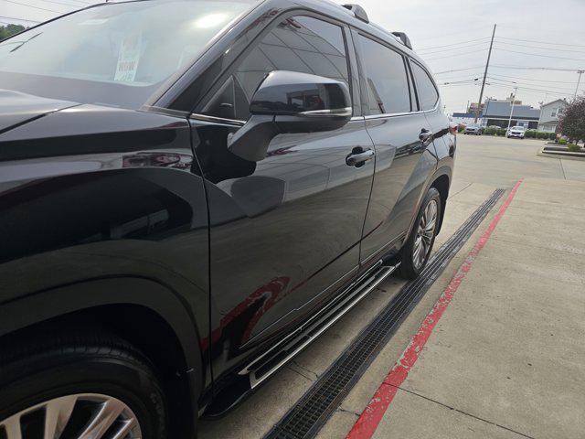 used 2022 Toyota Highlander car, priced at $44,990