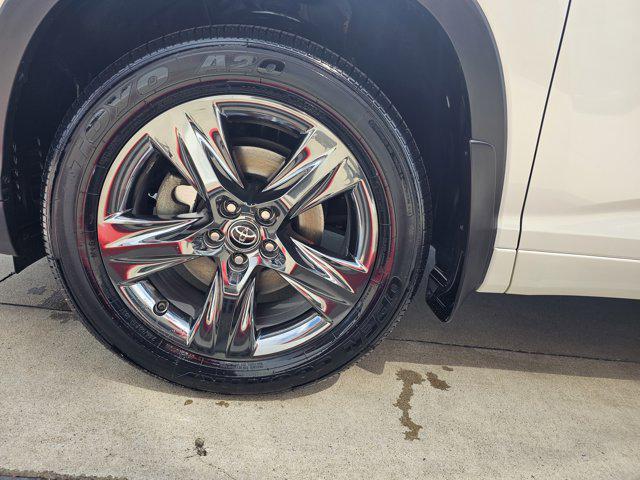 used 2018 Toyota Highlander car, priced at $32,620