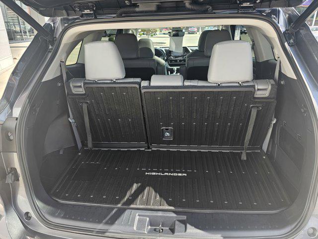 used 2022 Toyota Highlander car, priced at $39,990
